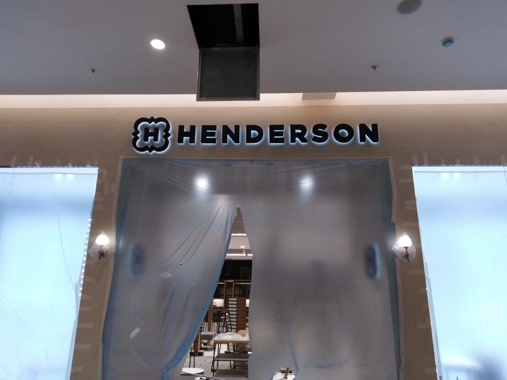 Рекламные конструкции для магазина HENDERSON (г. Владивосток, ТВК «Калина Молл»)