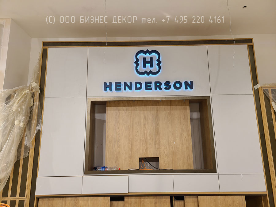 Бизнес Декор. Внутренние рекламные конструкции для салона HENDERSON в Сочи (ТРЦ «МореМолл»)