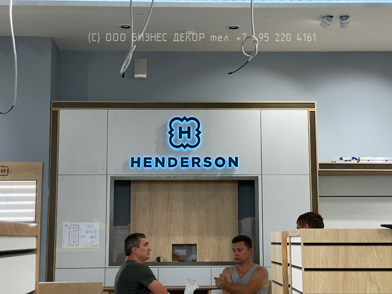 БИЗНЕС ДЕКОР. Внутреннее рекламное оформление магазина HENDERSON в ТРЦ МЕГА Адыгея (г. Краснодар)