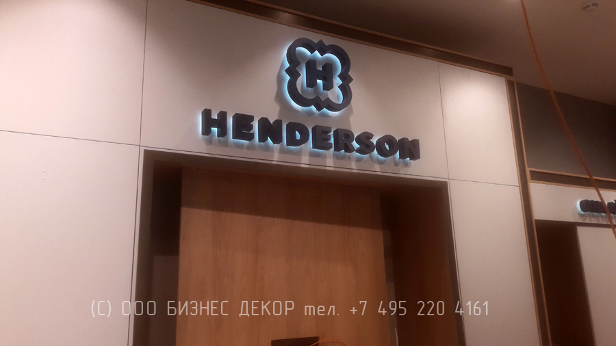 Внутренние рекламные конструкции салона HENDERSON в ТРЦ «Галерея Чижова» (г. Воронеж)