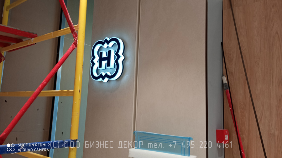 Рекламные конструкции магазина HENDERSON в ТРЦ «Метрополис», г. Москва